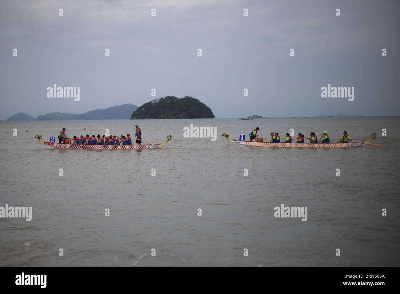 (150713) -- PANAMA CITY, 13 luglio 2015 -- gli atleti partecipano a una competizione durante il primo evento festale di regata di draghi cinesi a Panama City, Panama, il 12 luglio 2015. L'evento ha attirato centinaia di persone a partecipare. )(zhf) PANAMA-PANAMA City-DRAGON BOAT-RACE MAURICIOxVALENZUELA PUBLICATIONxNOTxINxCHN 150713 Panama City 13 luglio 2015 gli atleti partecipano a una competizione durante il primo evento festale di Dragon Boat Racing cinese a Panama City IL 12 luglio 2015 l'evento ha attirato centinaia di celebrità per unirsi a zhf Panama City Dragon Boat razza MauricioxValenzu Foto Stock