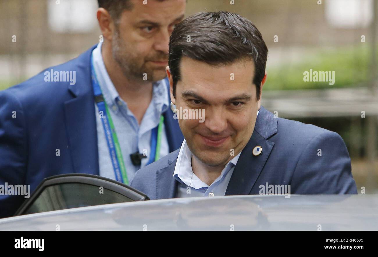 (150713) -- BRUXELLES, 13 luglio 2015 -- il primo ministro greco Alexis Tsipras parte dopo il vertice europeo di 17 ore presso la sede dell'UE a Bruxelles, in Belgio, il 13 luglio 2015. Dopo 17 ore finalmente giunte, continueremo a sostenere la Grecia , Donald Tusk, il presidente del Consiglio europeo ha detto alla stampa lunedì mattina, dopo che i leader della zona euro hanno tentato l'ultima volta di evitare il fallimento e di uscire dalla zona della moneta comune europea. ZHOU LEI) VERTICE BELGIO-EURO-GRECIA-ACCORDO RAGGIUNTO ?? PUBLICATIONxNOTxINxCHN 150713 Bruxelles 13 luglio 2015 primo ministro greco Alexis Tsipras Lea Foto Stock