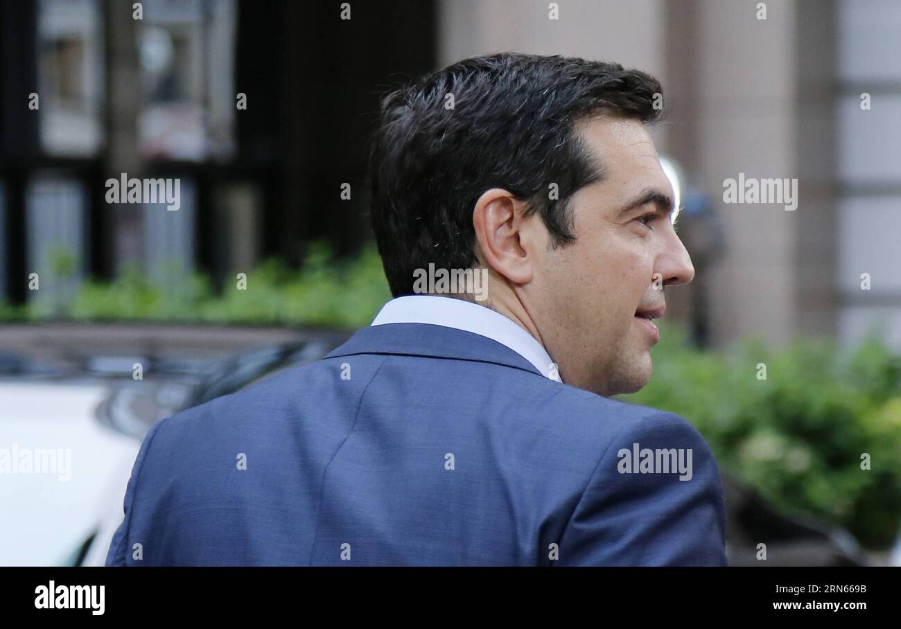 (150713) -- BRUXELLES, 13 luglio 2015 -- il primo ministro greco Alexis Tsipras parte dopo il vertice europeo di 17 ore presso la sede dell'UE a Bruxelles, in Belgio, il 13 luglio 2015. Dopo 17 ore finalmente giunte, continueremo a sostenere la Grecia , Donald Tusk, il presidente del Consiglio europeo ha detto alla stampa lunedì mattina, dopo che i leader della zona euro hanno tentato l'ultima volta di evitare il fallimento e di uscire dalla zona della moneta comune europea. ZHOU LEI) VERTICE BELGIO-EURO-GRECIA-ACCORDO RAGGIUNTO ?? PUBLICATIONxNOTxINxCHN 150713 Bruxelles 13 luglio 2015 primo ministro greco Alexis Tsipras Lea Foto Stock