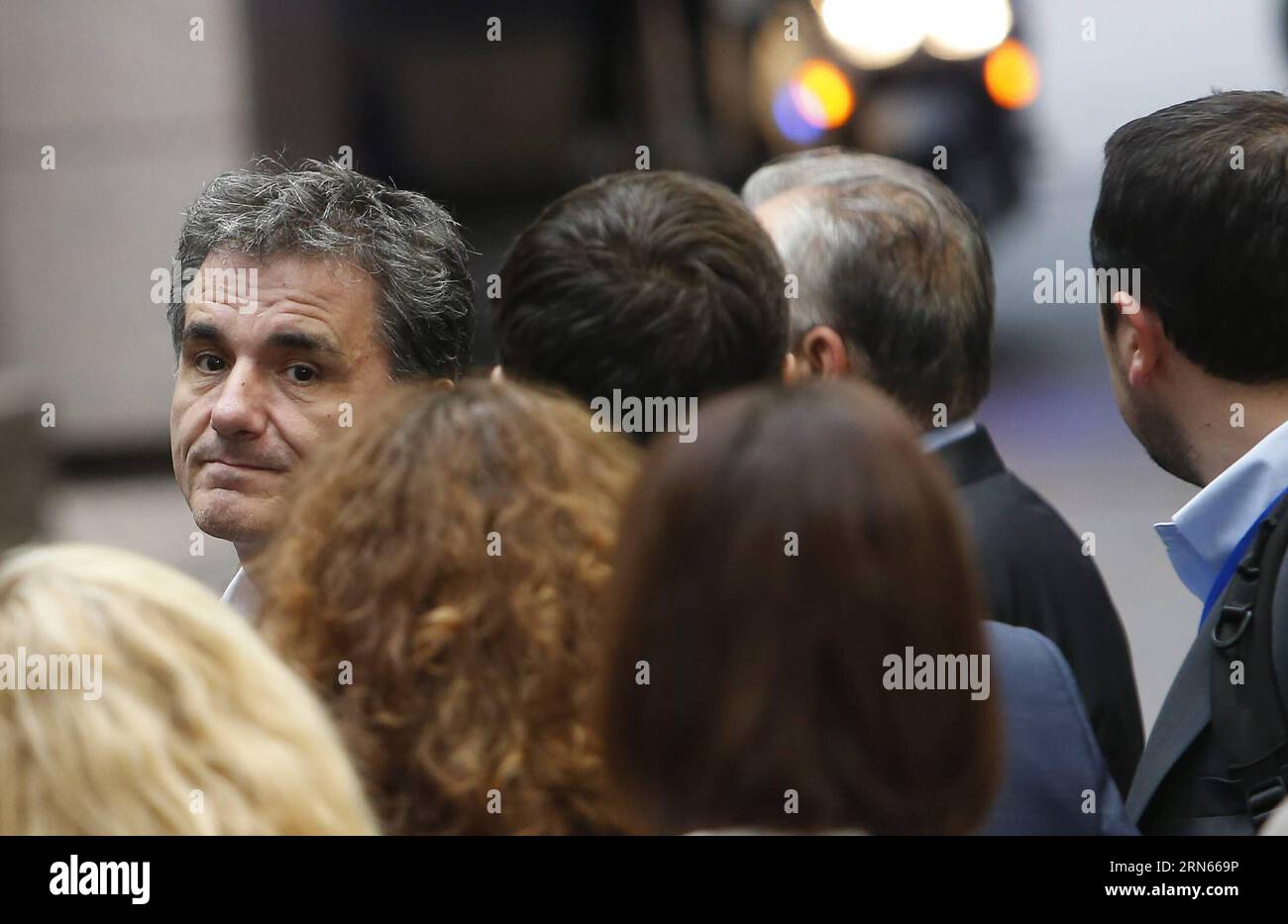 (150713) -- BRUXELLES, 13 luglio 2015 -- il ministro greco delle finanze Euclid Tsakalotos parte dopo il vertice europeo di 17 ore presso la sede centrale dell'UE a Bruxelles, in Belgio, il 13 luglio 2015. Dopo 17 ore finalmente giunte, continueremo a sostenere la Grecia , Donald Tusk, il presidente del Consiglio europeo ha detto alla stampa lunedì mattina, dopo che i leader della zona euro hanno tentato l'ultima volta di evitare il fallimento e di uscire dalla zona della moneta comune europea. ZHOU LEI) VERTICE BELGIO-EURO-GRECIA-ACCORDO RAGGIUNTO ?? PUBLICATIONxNOTxINxCHN 150713 Bruxelles 13 luglio 2015 Ministri delle finanze greci Euclid Tsak Foto Stock