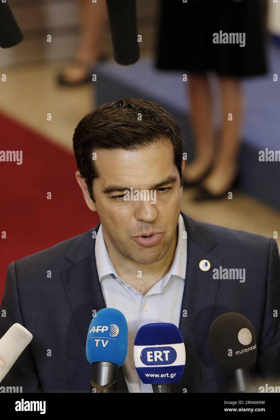 (150713) -- BRUXELLES, 13 luglio 2015 -- il primo ministro greco Alexis Tsipras parla alla stampa dopo il vertice europeo di 17 ore presso la sede centrale dell'UE a Bruxelles, in Belgio, il 13 luglio 2015. Dopo 17 ore finalmente giunte, continueremo a sostenere la Grecia , Donald Tusk, il presidente del Consiglio europeo ha detto alla stampa lunedì mattina, dopo che i leader della zona euro hanno tentato l'ultima volta di evitare il fallimento e di uscire dalla zona della moneta comune europea. ZHOU LEI) VERTICE BELGIO-EURO-GRECIA-ACCORDO RAGGIUNTO ?? PUBLICATIONxNOTxINxCHN 150713 Bruxelles 13 luglio 2015 primo ministro greco Alexis TS Foto Stock