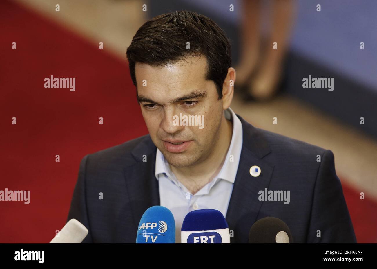 (150713) -- BRUXELLES, 13 luglio 2015 -- il primo ministro greco Alexis Tsipras parla alla stampa dopo il vertice europeo di 17 ore presso la sede centrale dell'UE a Bruxelles, in Belgio, il 13 luglio 2015. Dopo 17 ore finalmente giunte, continueremo a sostenere la Grecia , Donald Tusk, il presidente del Consiglio europeo ha detto alla stampa lunedì mattina, dopo che i leader della zona euro hanno tentato l'ultima volta di evitare il fallimento e di uscire dalla zona della moneta comune europea. ZHOU LEI) VERTICE BELGIO-EURO-GRECIA-ACCORDO RAGGIUNTO ?? PUBLICATIONxNOTxINxCHN 150713 Bruxelles 13 luglio 2015 primo ministro greco Alexis TS Foto Stock