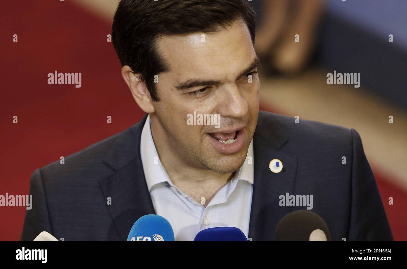 (150713) -- BRUXELLES, 13 luglio 2015 -- il primo ministro greco Alexis Tsipras parla alla stampa dopo il vertice europeo di 17 ore presso la sede centrale dell'UE a Bruxelles, in Belgio, il 13 luglio 2015. Dopo 17 ore finalmente giunte, continueremo a sostenere la Grecia , Donald Tusk, il presidente del Consiglio europeo ha detto alla stampa lunedì mattina, dopo che i leader della zona euro hanno tentato l'ultima volta di evitare il fallimento e di uscire dalla zona della moneta comune europea. ZHOU LEI) VERTICE BELGIO-EURO-GRECIA-ACCORDO RAGGIUNTO ?? PUBLICATIONxNOTxINxCHN 150713 Bruxelles 13 luglio 2015 primo ministro greco Alexis TS Foto Stock