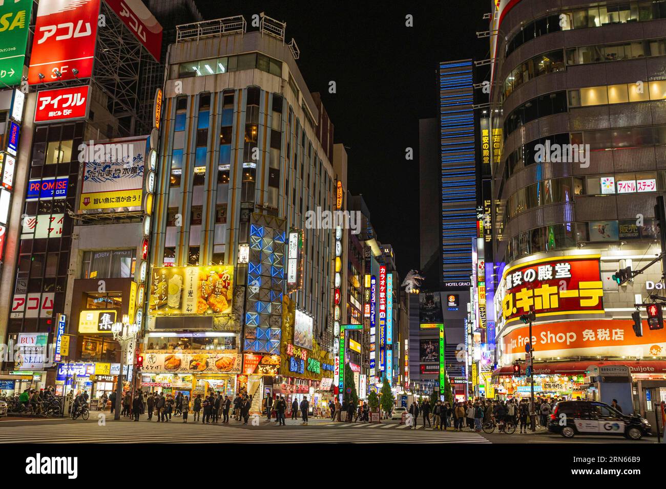 Bar, ristoranti e negozi, insegne al neon, Godzilla in cima all'Hotel Gracery, night shot, Kabukich? Quartiere dei divertimenti, Shinjuku, Tokyo Foto Stock