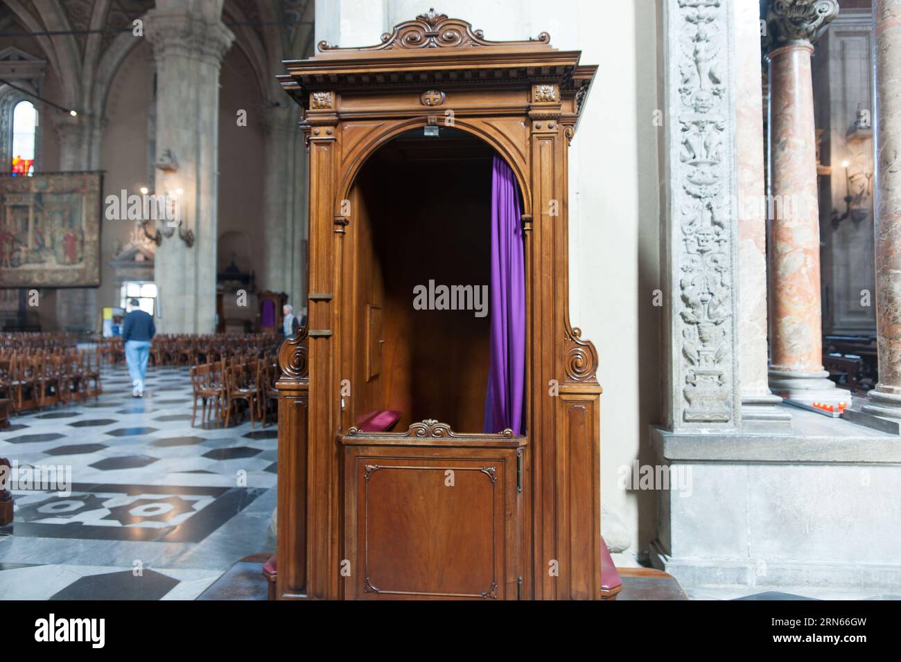 Como Italia - 6 maggio 2011; stand confessionale in legno aperto con tenda viola all'interno della chiesa_ Foto Stock