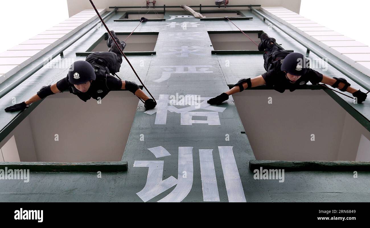 (150715) -- SHANGHAI, 14 luglio 2015 -- i membri del team SWAT del Public Security Bureau del distretto di Shanghai Fengxian ricevono formazione durante un'esercitazione in mezzo alle alte temperature a Shanghai, Cina orientale, 14 luglio 2015. È in corso un'esercitazione SWAT della durata di due mesi, con programmi come gare di fondo con carichi pesanti, sollevamento di pneumatici, tattiche di squadra, combattimento anti-attacco e tiro rapido. ) (hgh/lfj) CHINA-SHANGHAI-SWAT MEMBERS-TRAINING (CN) FanxJun PUBLICATIONxNOTxINxCHN 150715 Shanghai 14 luglio 2015 i membri del team SWAT dell'ufficio di pubblica sicurezza del distretto di Shanghai Feng Xian ricevono formazione durante Foto Stock