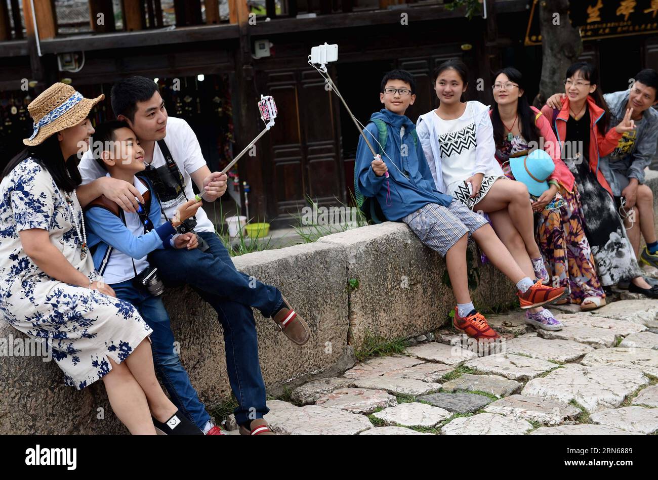 (150715) -- LIJIANG, 14 luglio 2015 -- la gente visita Shuhe dell'antica città di Lijiang, provincia dello Yunnan della Cina sud-occidentale, 14 luglio 2015. Come parte dell'antica città di Lijiang, che è stata dichiarata patrimonio culturale mondiale dall'UNESCO nel 1997, Shuhe attrae una grande quantità di visitatori. ) (Zwx) CHINA-YUNNAN-LIJIANG-SHUHE ANCIENT TOWN (CN) LinxYiguang PUBLICATIONxNOTxINxCHN 150715 Lijiang 14 luglio 2015 celebrità visitano Shuhe della città antica di Lijiang nella provincia dello Yunnan della Cina sud-occidentale 14 luglio 2015 come parte della città antica di Lijiang che è stata inserita nell'elenco del patrimonio culturale mondiale dall'UNESCO Foto Stock