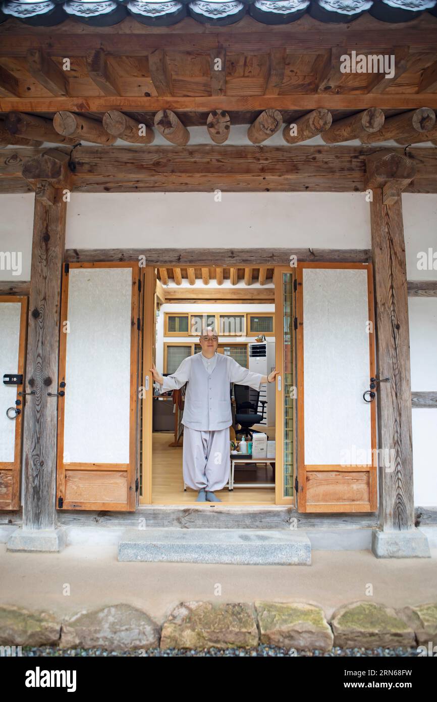 Suora coreana, 43 anni, a Baekyangsa o Tempio di Baegyangsa nel Parco Nazionale di Naejangsan, tempio principale dell'ordine Jogye del Buddismo coreano, Bukha-myeon Foto Stock