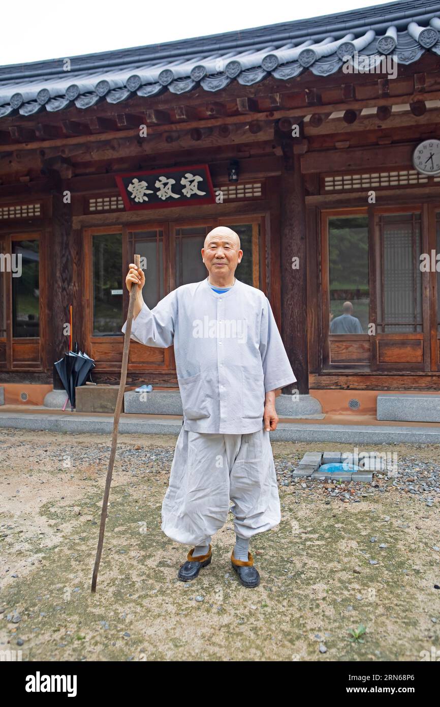 Monaco coreano, 73 anni, di fronte alla sua casa, il Tempio di Baekyangsa, tempio principale dell'ordine Jogye del Buddismo coreano, Bukha-myeon, Jangseong, Sud Foto Stock