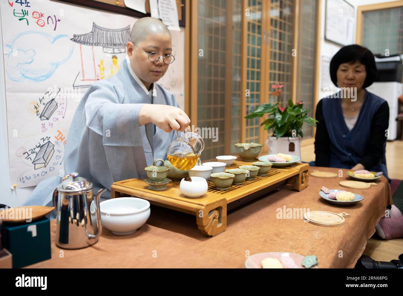 Suora coreana, 43 anni, alla cerimonia del tè, Baekyangsa o Tempio Baegyangsa nel Parco Nazionale Naejangsan, tempio principale dell'ordine Jogye del Buddismo coreano Foto Stock