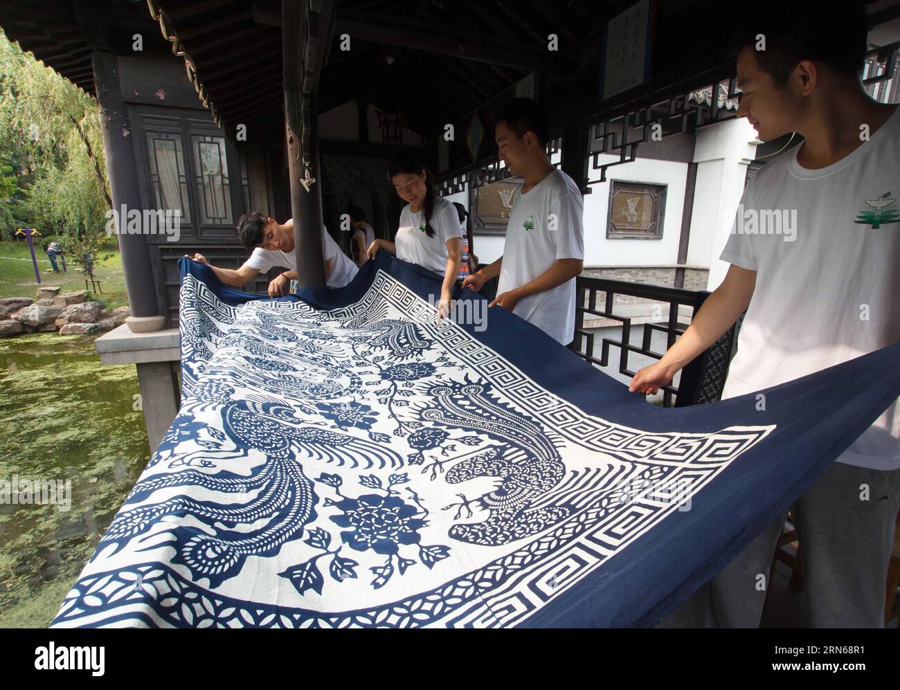NANTONG, 15 luglio 2015 -- studenti universitari dell'Istituto di tecnologia di Pechino asciugano il calico blu che hanno fatto al Museo Blue Calico di Nantong, nella provincia di Jiangsu della Cina orientale, 15 luglio 2015. Gli studenti universitari sono venuti al Blue Calico Museum per sperimentare l'artigianato della produzione di Blue calico durante le loro vacanze estive. (Zwx) CHINA-JIANGSU-NANTONG-BLUE CALICO(CN) HuangxZhe PUBLICATIONxNOTxINxCHN Nantong 15 luglio 2015 studenti universitari dell'Istituto di tecnologia di Pechino asciugano il calico blu che hanno realizzato AL Museo Blue Calico di Nantong nella provincia di Jiangsu nella Cina orientale 15 luglio 2015 col Foto Stock