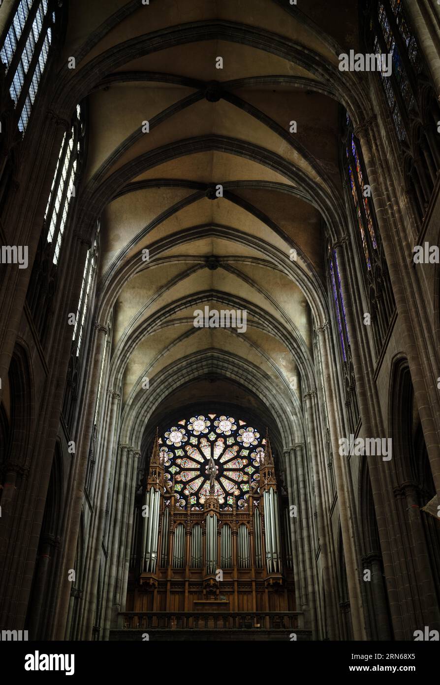 Vista interna della navata, del rosone e dell'organo principale, della cattedrale di Notre-Dame-de-l'Assomption, di Clermont-Ferrand e del dipartimento di Puy-de-Dome Foto Stock