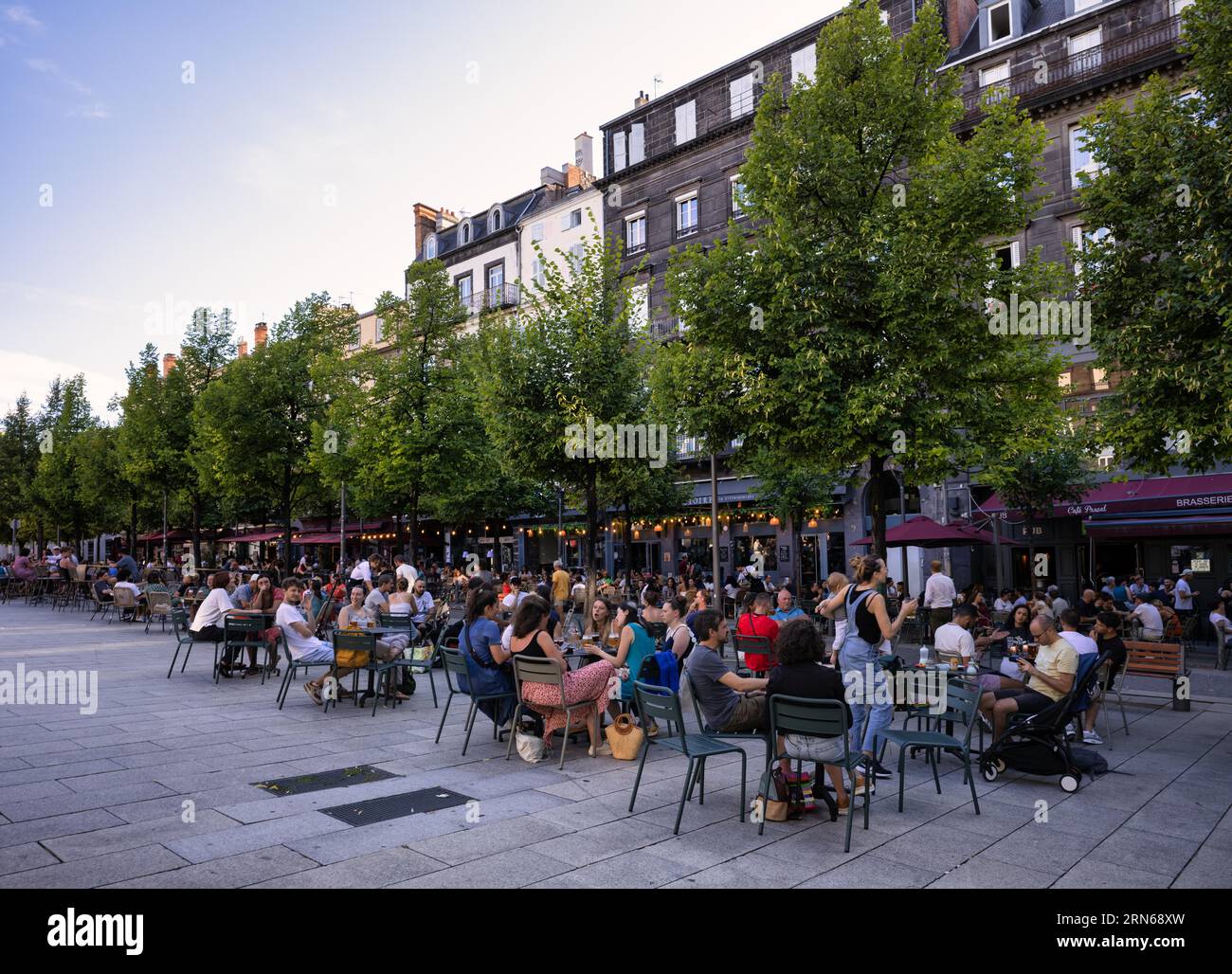 Gente che si gode l'estate in caffetterie e ristoranti di strada, Place de la Victoire, Clermont-Ferrand, Puy-de-Dome Department, Auvergne-Rodano-Alpes Foto Stock