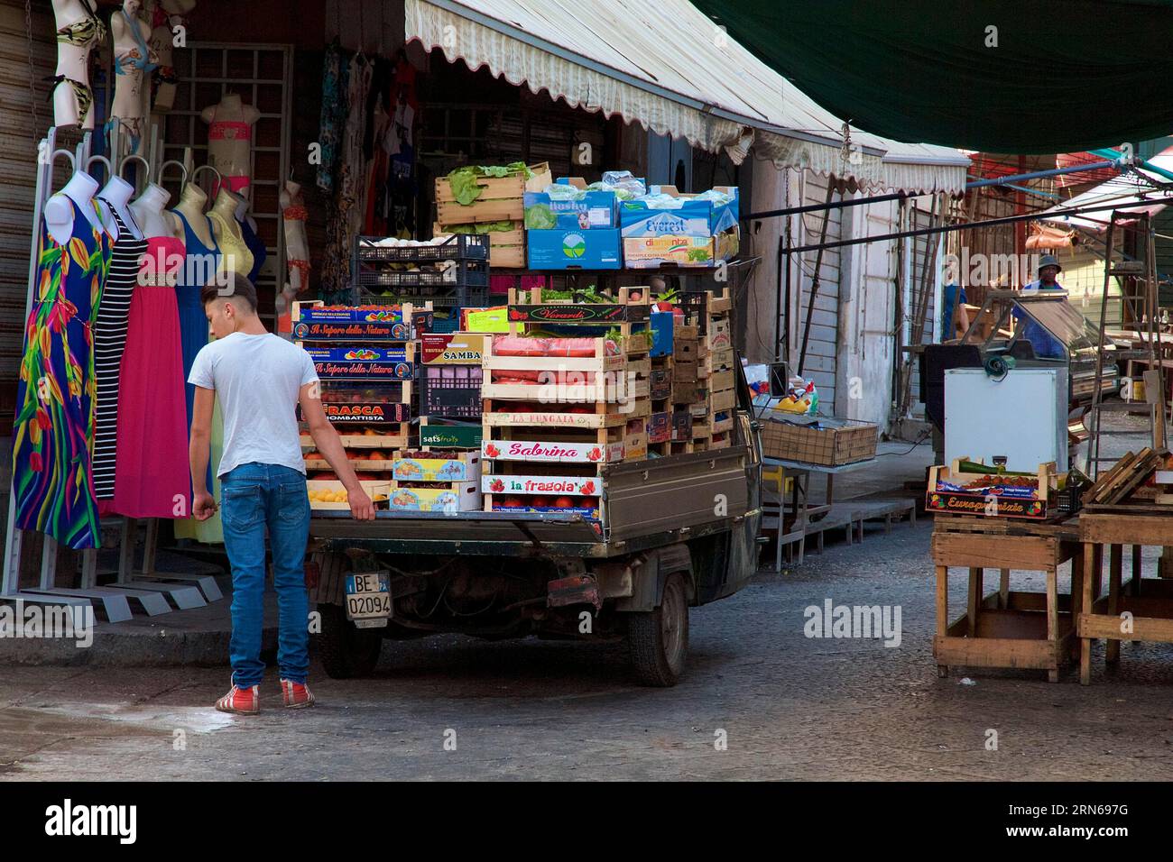 Triciclo da carico, scatole di verdure impilate, uomo, mercati, all'aperto, Palermo, capitale, Sicilia, Italia, Europa Foto Stock