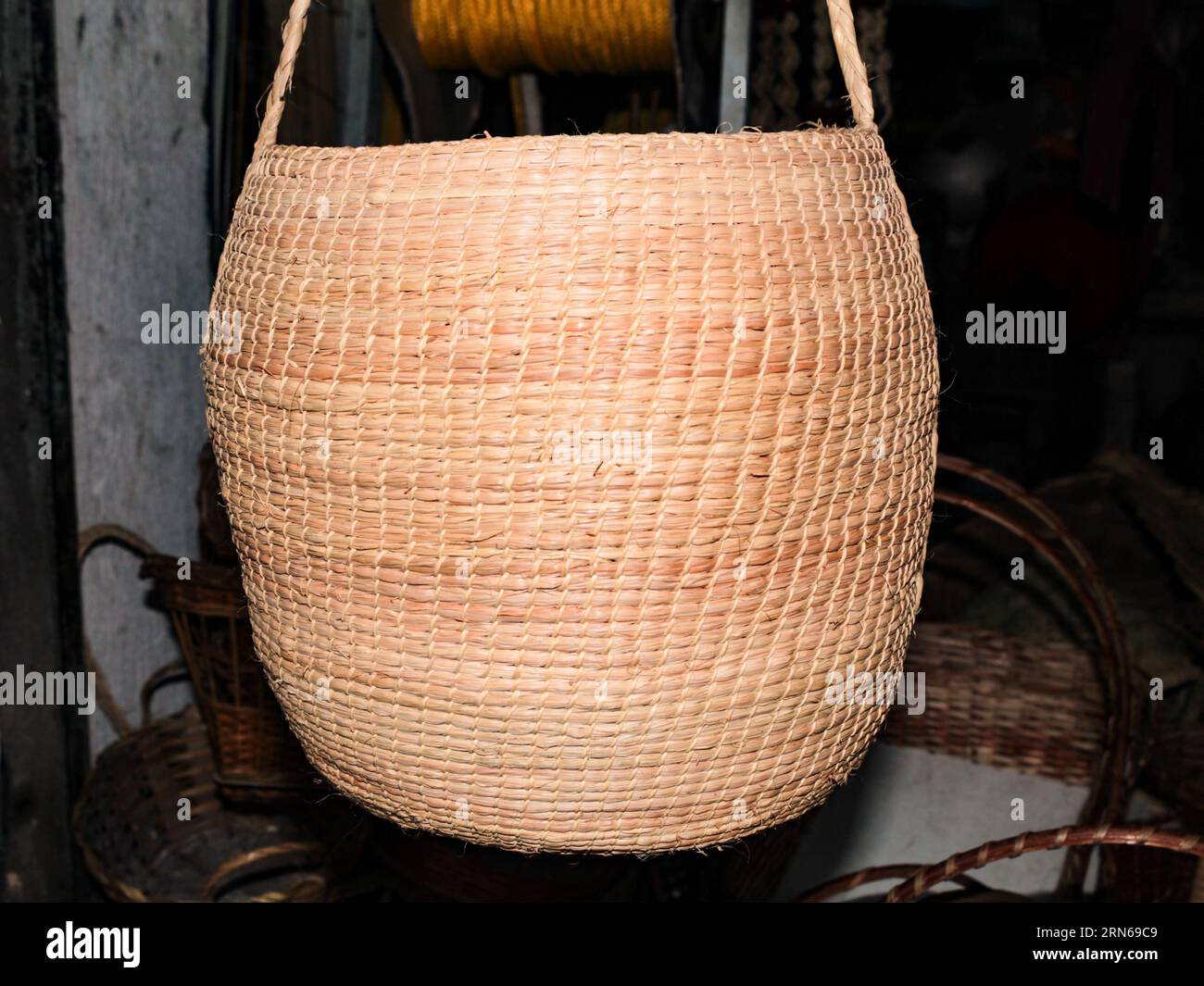 Cesto indigeno in fibra vegetale, un'imbarcazione di paglia autoctona, proveniente dall'Amazzonia brasiliana, dal Brasile settentrionale, dal Sud America. Foto Stock