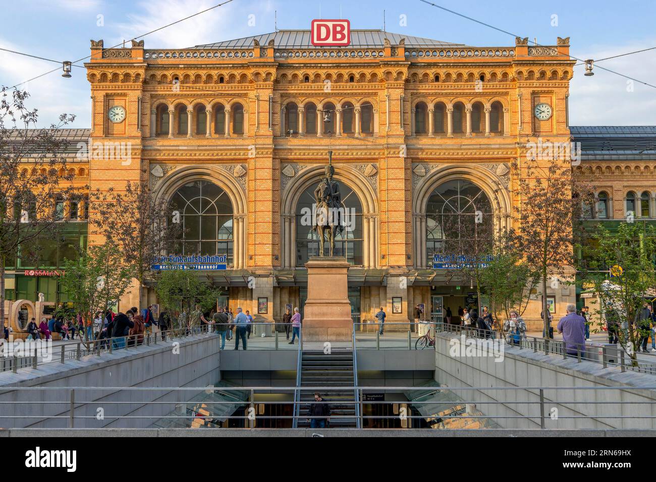 Stazione principale di Hannover in stile neo-rinascimentale, Ernst August Platz con statua equestre del Monumento del Re Ernst August, capitale dello stato di Hannover, Lower Foto Stock