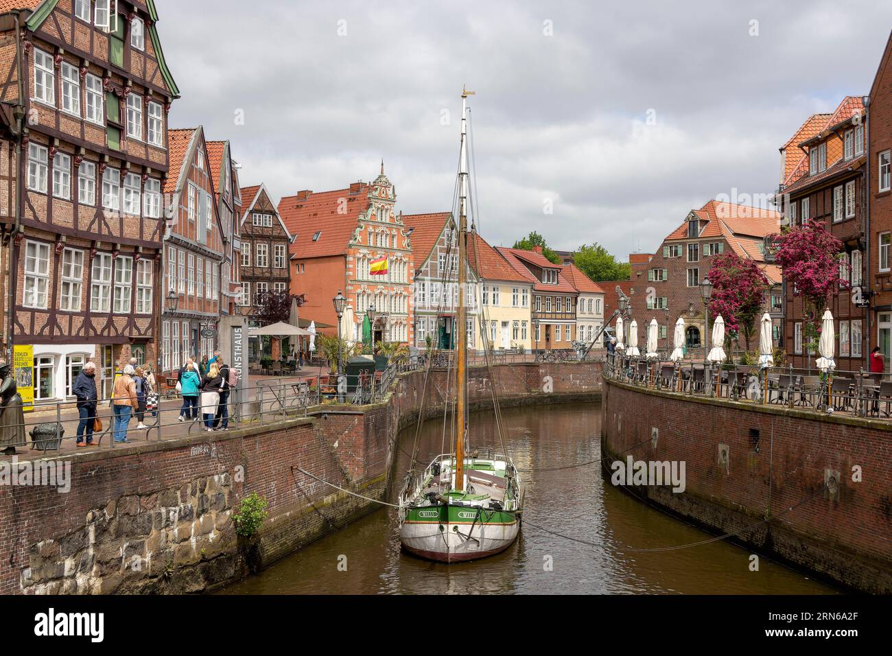 Case medievali sul canale di Stade, e museo nave a vela Willi, Hansehafen, Stade, bassa Sassonia, Germania Foto Stock