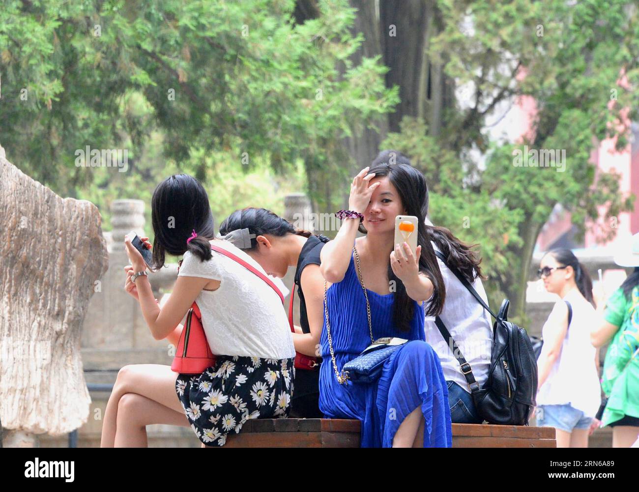 (150717) -- TAI AN , luglio. 17, 2015 -- i turisti scattano foto al Tempio dai (Tempio del Monte Tai) ai piedi del Monte Tai a Tai an, nella provincia di Shandong, nella Cina orientale, il 17 luglio 2015. Il Tempio dai, un popolare luogo turistico, fu costruito per la prima volta nella dinastia Han (206 a.C.-220) per gli antichi imperatori per sancire il Dio del Monte Tai e per tenere cerimonie di culto. (xcf) CINA-SHANDONG-TAI AN-TOURISM-DAI TEMPLE FengxJie PUBLICATIONxNOTxINxCHN 150717 Tai al 17 luglio 2015 i turisti scattano una foto al dai Temple Temple Temple del Monte Tai ai piedi del Monte Tai nella provincia di Shan Dong della Cina orientale 17 luglio 2015 dai Temple a Pop Foto Stock