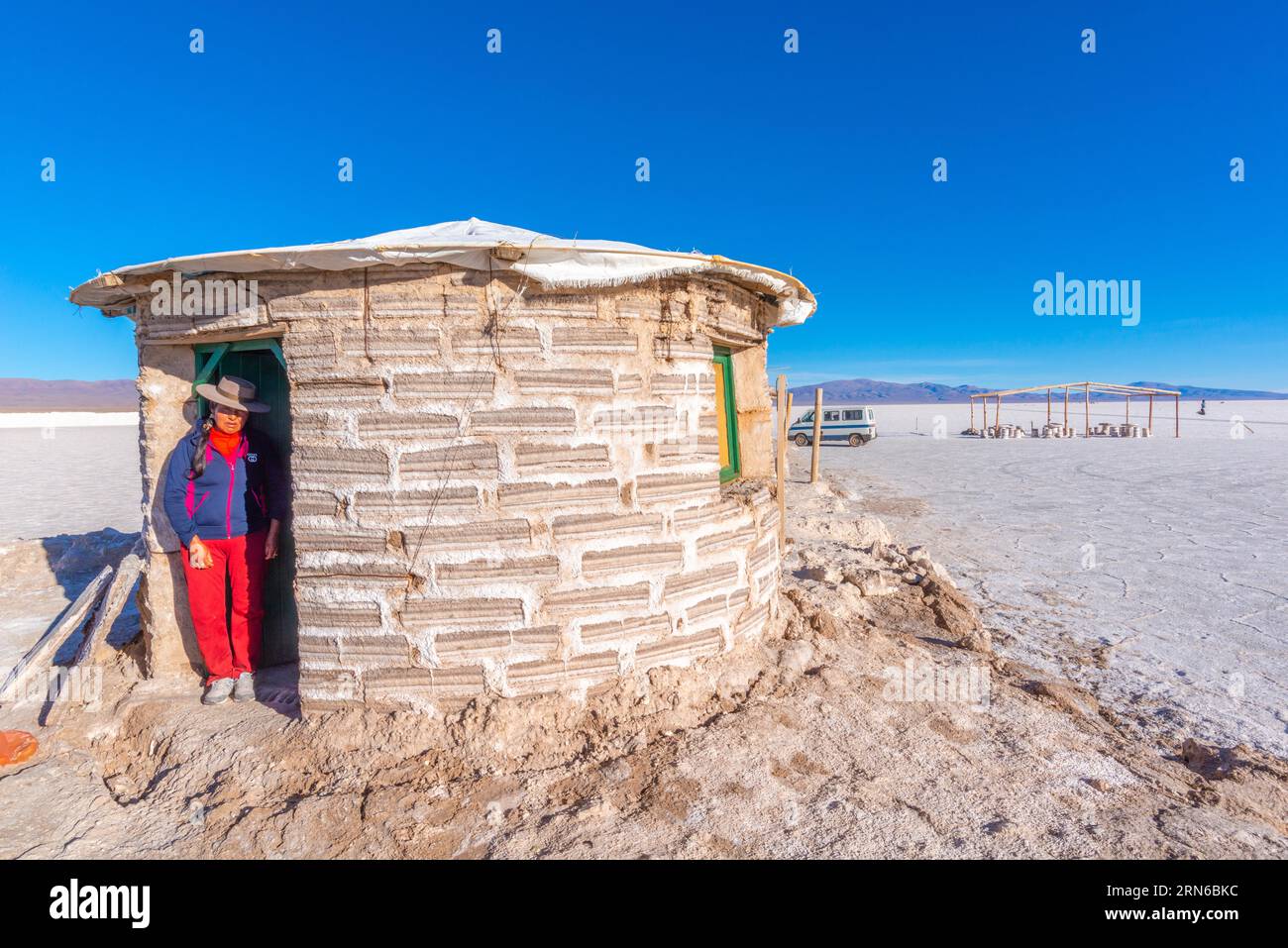 800 metri quadrati circa dal deserto salato Salinas Grandes, capanna di sale come ristorante sul bordo del lago salato, cucina, donna indigena, carrozza, salina, informazioni turistiche Foto Stock