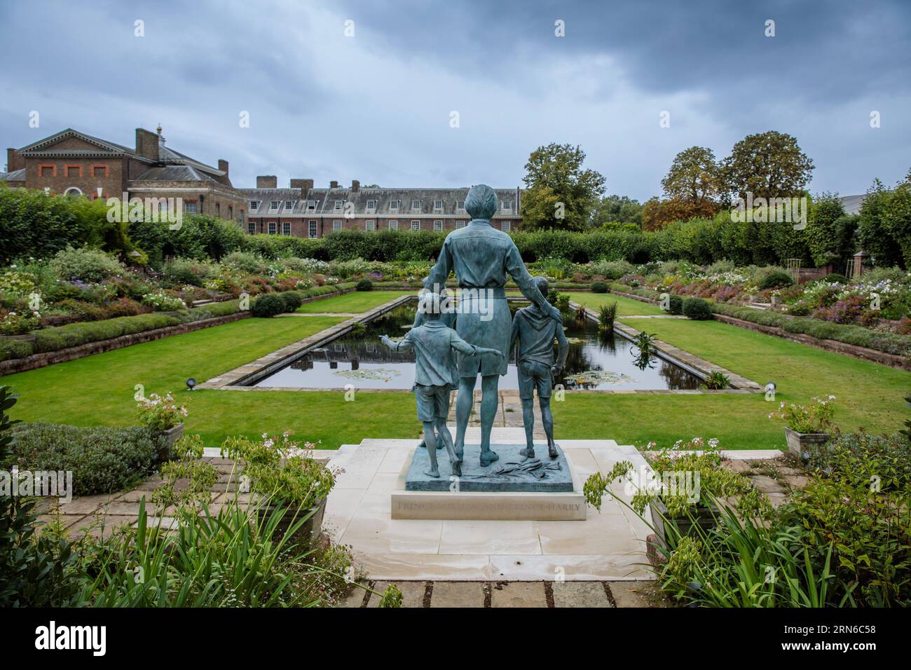 Kensington Palace, Londra, 31 agosto 2023. Diana, Statua della Principessa di Galles, nel Giardino sommerso a Kensington Palace, l'ex casa della Principessa, in occasione del 26° anniversario della morte della defunta 'Regina di cuori'. La Principessa è morta in un incidente stradale a Parigi in questo giorno nel 1997. Foto di Amanda Rose/Alamy Live News Foto Stock