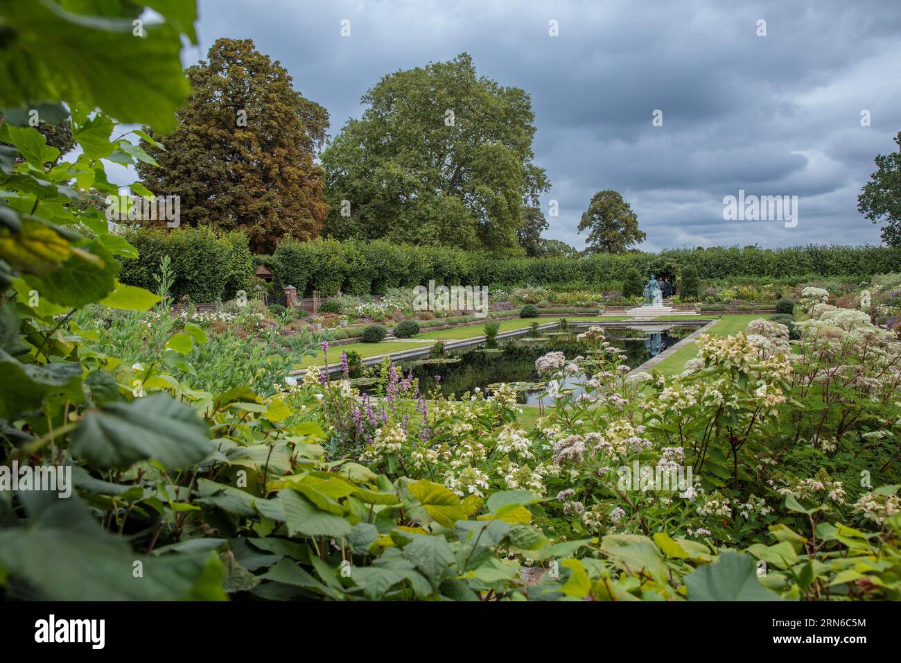 Kensington Palace, Londra, 31 agosto 2023. Diana, Statua della Principessa di Galles, nel Giardino sommerso a Kensington Palace, l'ex casa della Principessa, in occasione del 26° anniversario della morte della defunta 'Regina di cuori'. La Principessa è morta in un incidente stradale a Parigi in questo giorno nel 1997. Foto di Amanda Rose/Alamy Live News Foto Stock