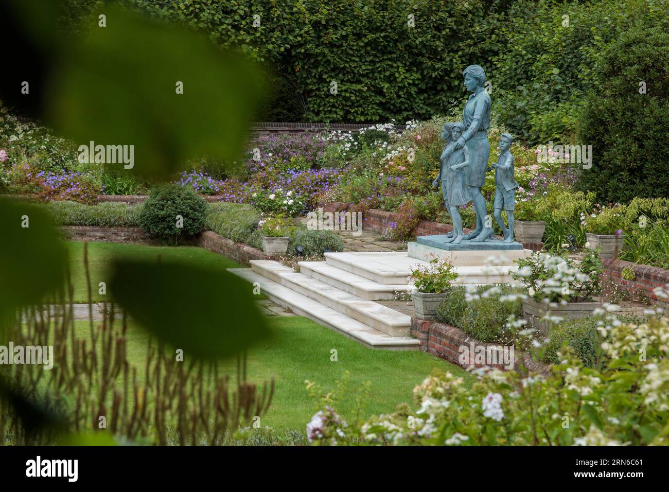 Kensington Palace, Londra, 31 agosto 2023. Diana, Statua della Principessa di Galles, nel Giardino sommerso a Kensington Palace, l'ex casa della Principessa, in occasione del 26° anniversario della morte della defunta 'Regina di cuori'. La Principessa è morta in un incidente stradale a Parigi in questo giorno nel 1997. Foto di Amanda Rose/Alamy Live News Foto Stock
