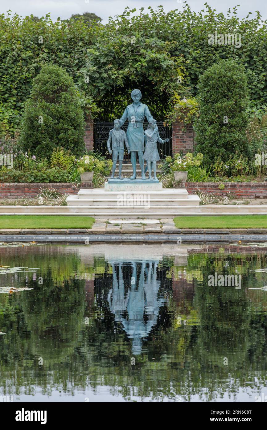 Kensington Palace, Londra, 31 agosto 2023. Diana, Statua della Principessa di Galles, nel Giardino sommerso a Kensington Palace, l'ex casa della Principessa, in occasione del 26° anniversario della morte della defunta 'Regina di cuori'. La Principessa è morta in un incidente stradale a Parigi in questo giorno nel 1997. Foto di Amanda Rose/Alamy Live News Foto Stock