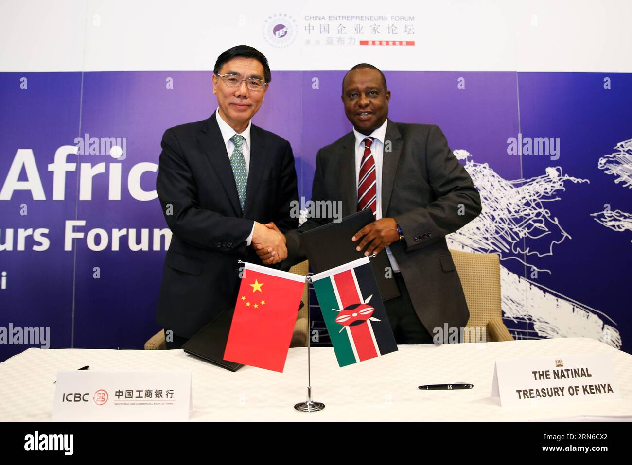 NAIROBI, 20 luglio 2015 - Jiang Jianqing (L), presidente della Industrial and Commercial Bank of China (ICBC), stringe la mano al ministro delle finanze del Kenya Henry Rotich al China-Africa Entrepreneurs Forum, a Nairobi, Kenya, il 20 luglio 2015. Il China-Africa Entrepreneurs Forum è stato ospitato dall'ICBC in collaborazione con la CFC Stanbic Bank Kenya Limited. L'evento di un giorno ha portato oltre 100 partecipanti a discutere i modi per rafforzare i legami sino-Kenya. ) KENYA-NAIROBI-CHINA-ENTREPRENEURS FORUM PanxSiwei PUBLICATIONxNOTxINxCHN Nairobi 20 luglio 2015 Jiang Jian Qing l Presidente dell'industria Foto Stock