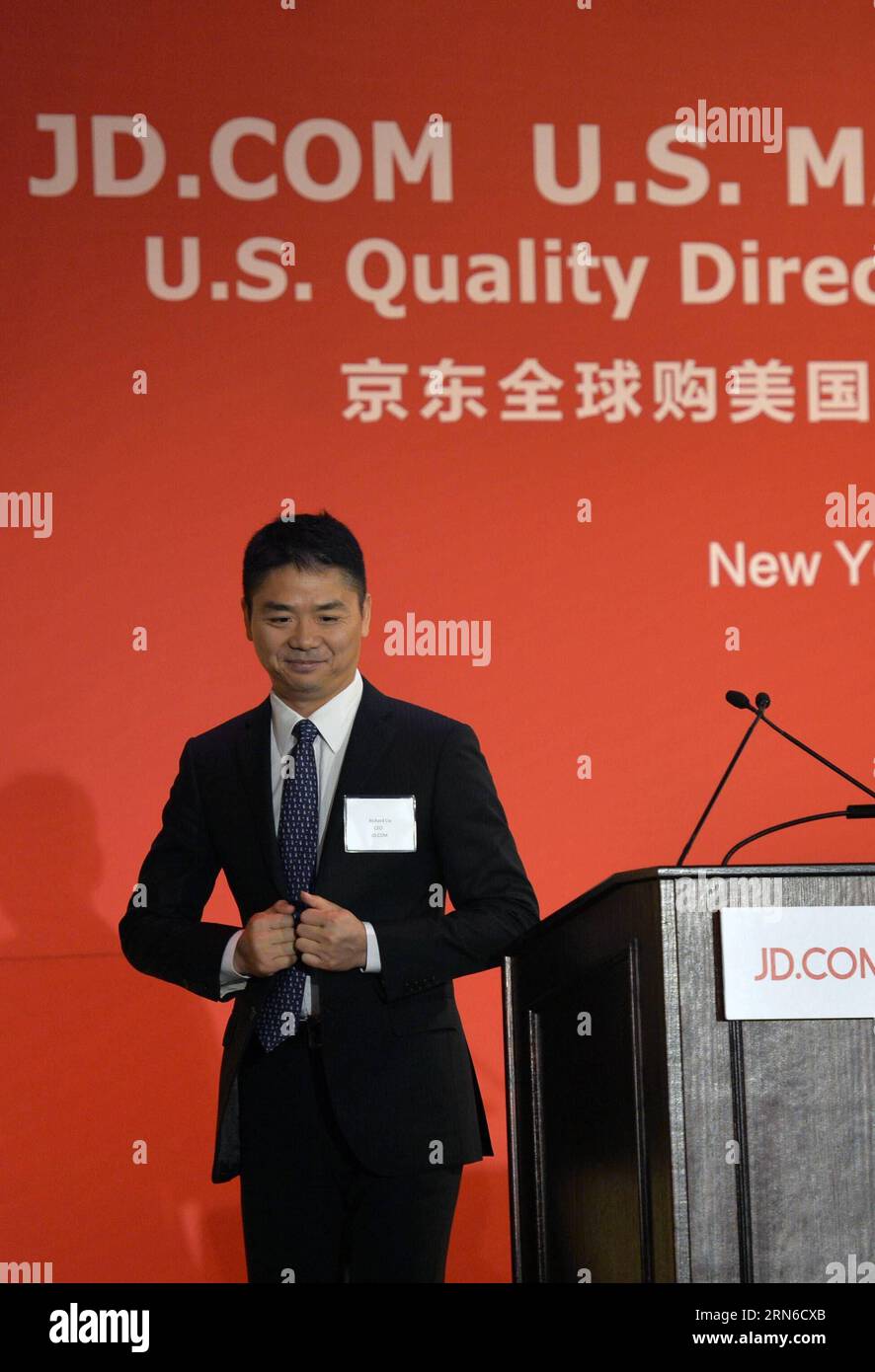 NEW YORK, 20 luglio 2015 -- il fondatore e CEO del JD.com Richard Liu partecipa alla cerimonia di lancio del centro commerciale USA del JD.com a New York, negli Stati Uniti, il 20 luglio 2015. La più grande società cinese di vendite dirette online, JD.com, Inc., lunedì ha annunciato il lancio di un centro commerciale statunitense, dove i clienti cinesi possono acquistare prodotti autentici importati dagli Stati Uniti. ) US-NEW YORK-JD-US MALL-LANCIO WANGXLEI PUBLICATIONXNOTXINXCHN Foto Stock