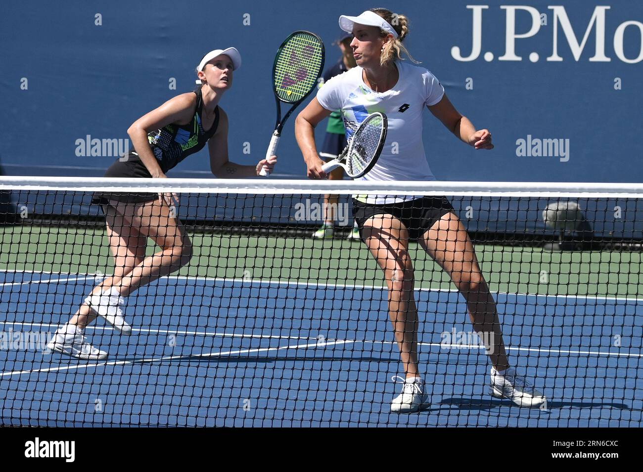 New York, USA. 31 agosto 2023. La belga Elise Mertens (bianca) e la partner australiana Storm Hunter giocano contro l'Ucraina Nadiia Kichenok e Danielle Collins degli Stati Uniti durante il primo turno di doppio femminile, partecipando al torneo di tennis US Open 2023, presso l'USTA Billie Jean King National Tennis Center, Flushing Corona Park, New York, NY, agosto 31, 2023. (foto di Anthony Behar/Sipa USA) credito: SIPA USA/Alamy Live News Foto Stock