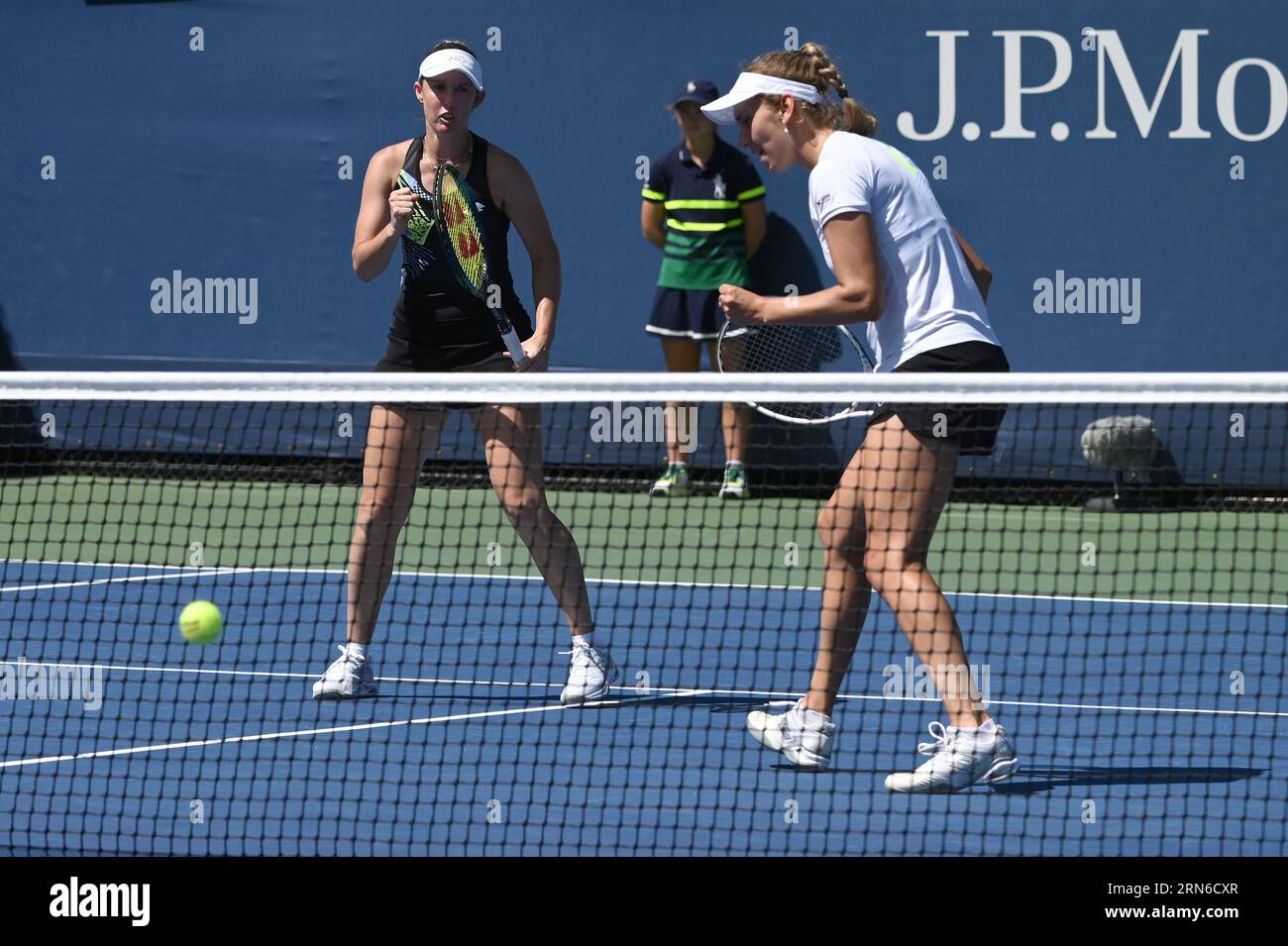 New York, USA. 31 agosto 2023. La belga Elise Mertens (bianca) e la partner australiana Storm Hunter giocano contro l'Ucraina Nadiia Kichenok e Danielle Collins degli Stati Uniti durante il primo turno di doppio femminile, partecipando al torneo di tennis US Open 2023, presso l'USTA Billie Jean King National Tennis Center, Flushing Corona Park, New York, NY, agosto 31, 2023. (foto di Anthony Behar/Sipa USA) credito: SIPA USA/Alamy Live News Foto Stock