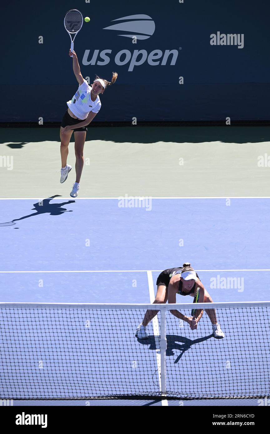 New York, USA. 31 agosto 2023. La belga Elise Mertens (bianca) e la partner australiana Storm Hunter giocano contro l'Ucraina Nadiia Kichenok e Danielle Collins degli Stati Uniti durante il primo turno di doppio femminile, partecipando al torneo di tennis US Open 2023, presso l'USTA Billie Jean King National Tennis Center, Flushing Corona Park, New York, NY, agosto 31, 2023. (foto di Anthony Behar/Sipa USA) credito: SIPA USA/Alamy Live News Foto Stock