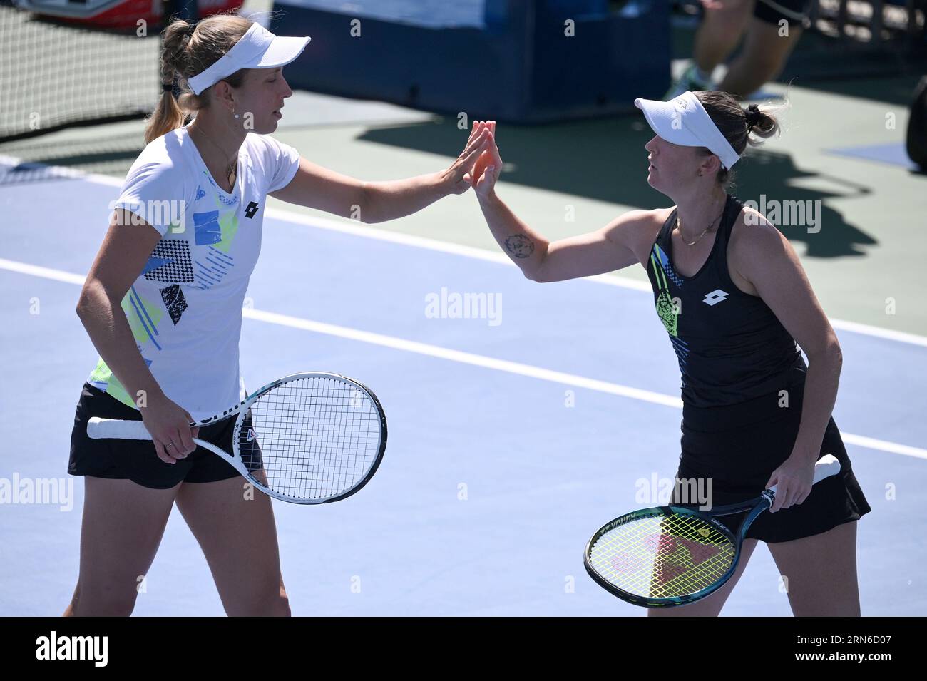 New York, USA. 31 agosto 2023. La belga Elise Mertens (bianca) e la partner australiana Storm Hunter giocano contro l'Ucraina Nadiia Kichenok e Danielle Collins degli Stati Uniti durante il primo turno di doppio femminile, partecipando al torneo di tennis US Open 2023, presso l'USTA Billie Jean King National Tennis Center, Flushing Corona Park, New York, NY, agosto 31, 2023. (foto di Anthony Behar/Sipa USA) credito: SIPA USA/Alamy Live News Foto Stock