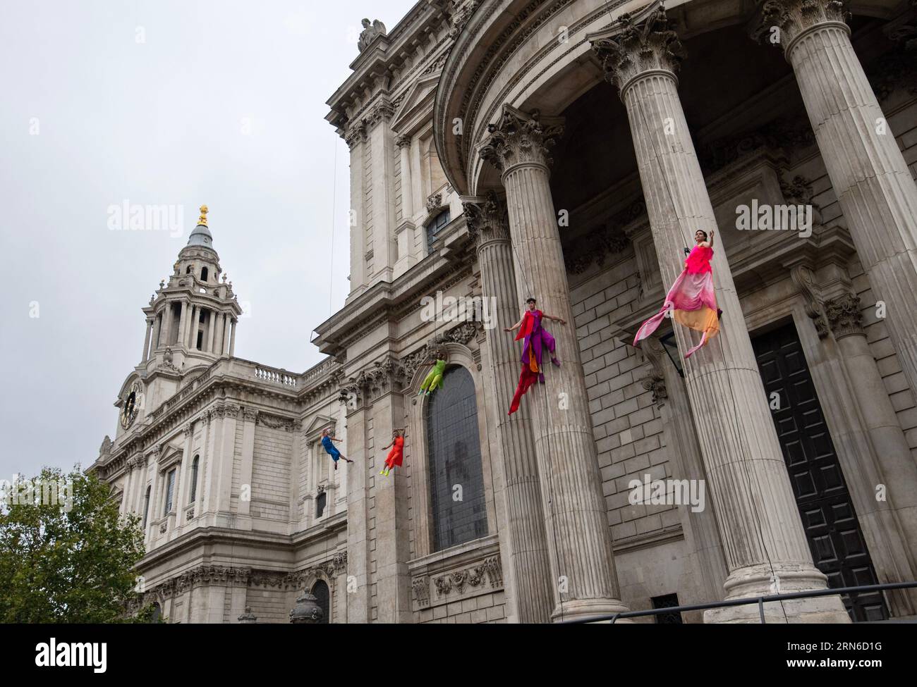 SOLO EDITORIALE i ballerini verticali sospendono dalla facciata della Cattedrale di St Paul per RESURGAM, una coproduzione della City of London Corporation per lanciare Bartholomew Fair e parte del Greenwich + Docklands International Festival. Data foto: Giovedì 31 agosto 2023. Foto Stock