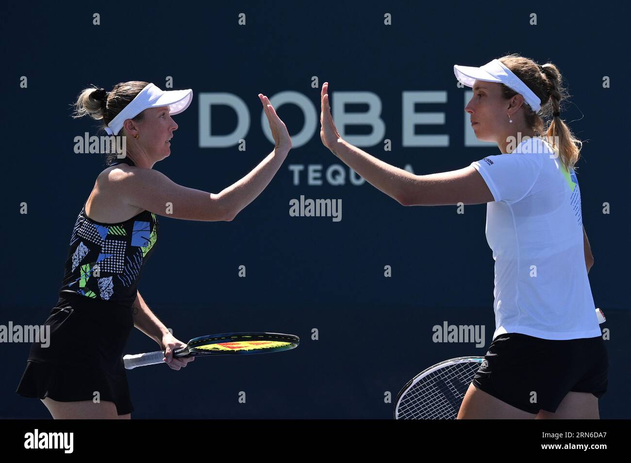 New York, USA. 31 agosto 2023. La belga Elise Mertens (bianca) e la partner australiana Storm Hunter giocano contro l'Ucraina Nadiia Kichenok e Danielle Collins degli Stati Uniti durante il primo turno di doppio femminile, partecipando al torneo di tennis US Open 2023, presso l'USTA Billie Jean King National Tennis Center, Flushing Corona Park, New York, NY, agosto 31, 2023. (foto di Anthony Behar/Sipa USA) credito: SIPA USA/Alamy Live News Foto Stock