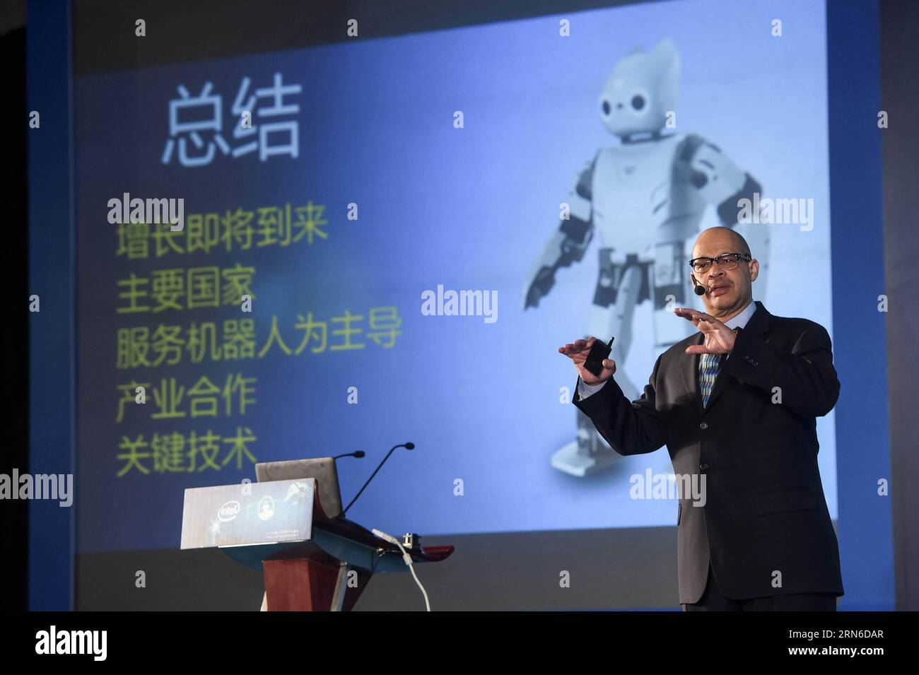 (150721) -- HEFEI, 21 luglio 2015 -- Anthony Carrington Neal-Graves, un manager di Intel Corporation, tiene un discorso al RoboCup 2015 Ecosystem Summit a Heifei, capitale della provincia di Anhui della Cina orientale, il 21 luglio 2015. Il RoboCup 2015 Ecosystem Summit è iniziato martedì a Hefei. ) (Yxb) CHINA-HEFEI-ROBOCUP-SUMMIT(CN) ZhangxDuan PUBLICATIONxNOTxINxCHN 150721 Hefei 21 luglio 2015 Anthony Carrington Neal Graves, manager di Intel Corporation, tiene un discorso AL RoboCup 2015 Ecosystem Summit a Heifei, capitale della Cina orientale, provincia di Anhui 21 luglio 2015 ha preso il via il RoboCup 2015 Ecosystem Summit Foto Stock