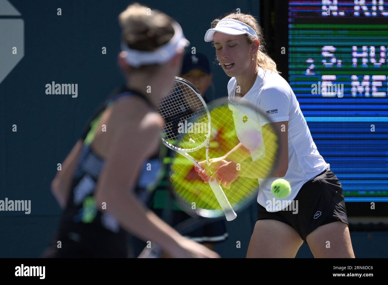 New York, USA. 31 agosto 2023. La belga Elise Mertens (bianca) e la partner australiana Storm Hunter giocano contro l'Ucraina Nadiia Kichenok e Danielle Collins degli Stati Uniti durante il primo turno di doppio femminile, partecipando al torneo di tennis US Open 2023, presso l'USTA Billie Jean King National Tennis Center, Flushing Corona Park, New York, NY, agosto 31, 2023. (foto di Anthony Behar/Sipa USA) credito: SIPA USA/Alamy Live News Foto Stock