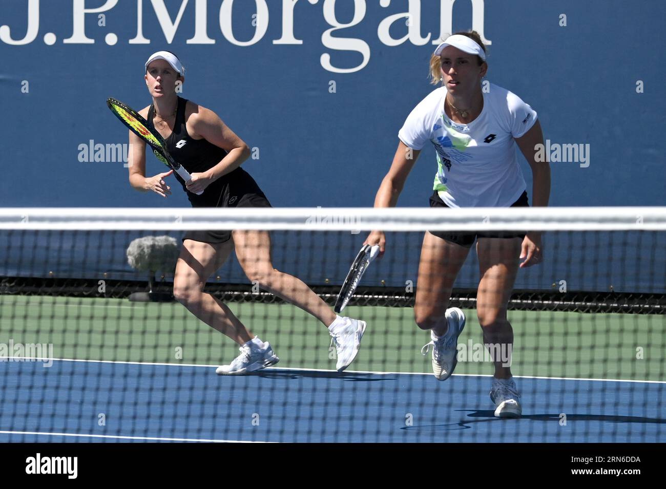 New York, USA. 31 agosto 2023. La belga Elise Mertens (bianca) e la partner australiana Storm Hunter giocano contro l'Ucraina Nadiia Kichenok e Danielle Collins degli Stati Uniti durante il primo turno di doppio femminile, partecipando al torneo di tennis US Open 2023, presso l'USTA Billie Jean King National Tennis Center, Flushing Corona Park, New York, NY, agosto 31, 2023. (foto di Anthony Behar/Sipa USA) credito: SIPA USA/Alamy Live News Foto Stock