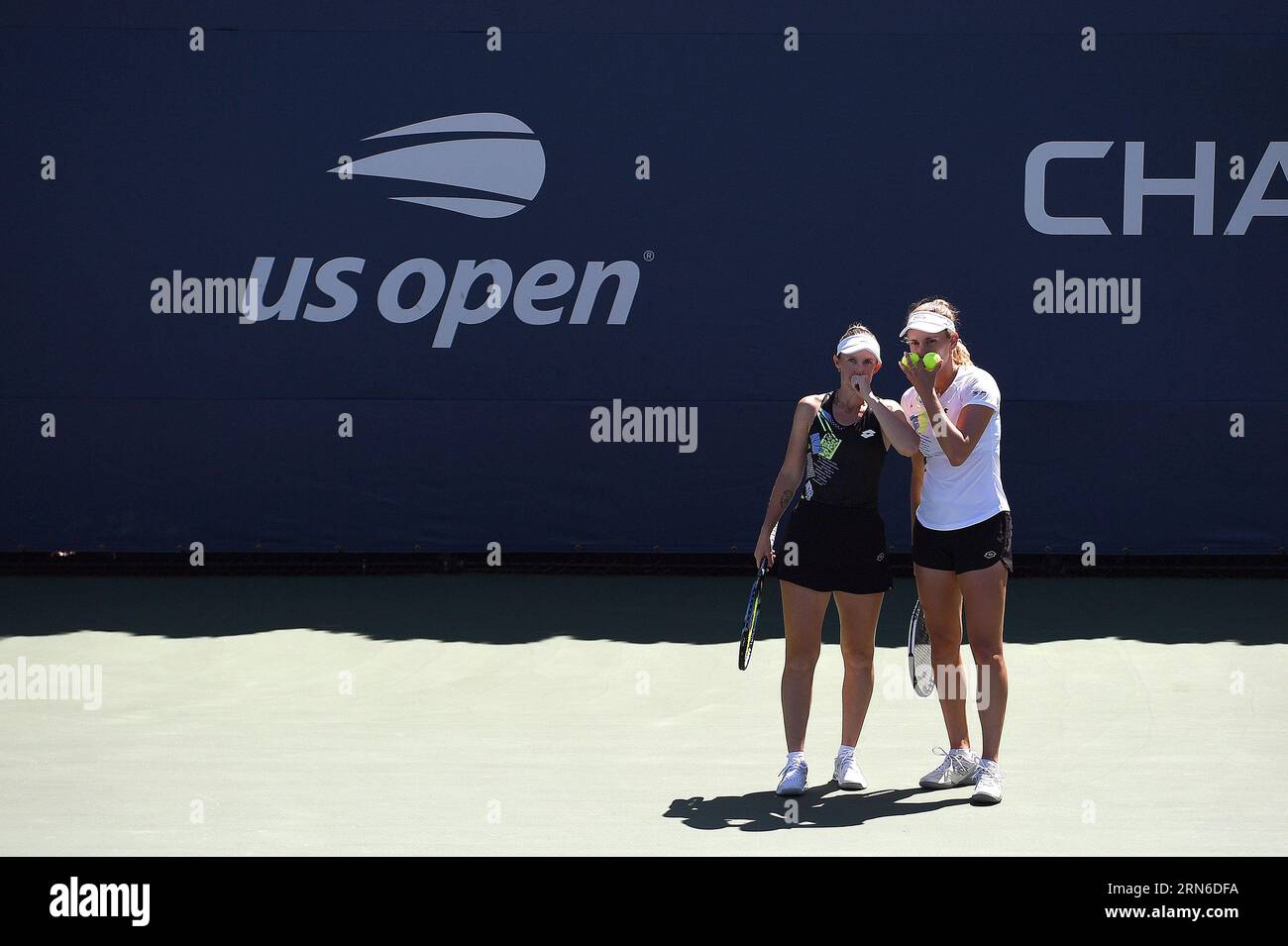 New York, USA. 31 agosto 2023. La belga Elise Mertens (bianca) e la partner australiana Storm Hunter giocano contro l'Ucraina Nadiia Kichenok e Danielle Collins degli Stati Uniti durante il primo turno di doppio femminile, partecipando al torneo di tennis US Open 2023, presso l'USTA Billie Jean King National Tennis Center, Flushing Corona Park, New York, NY, agosto 31, 2023. (foto di Anthony Behar/Sipa USA) credito: SIPA USA/Alamy Live News Foto Stock