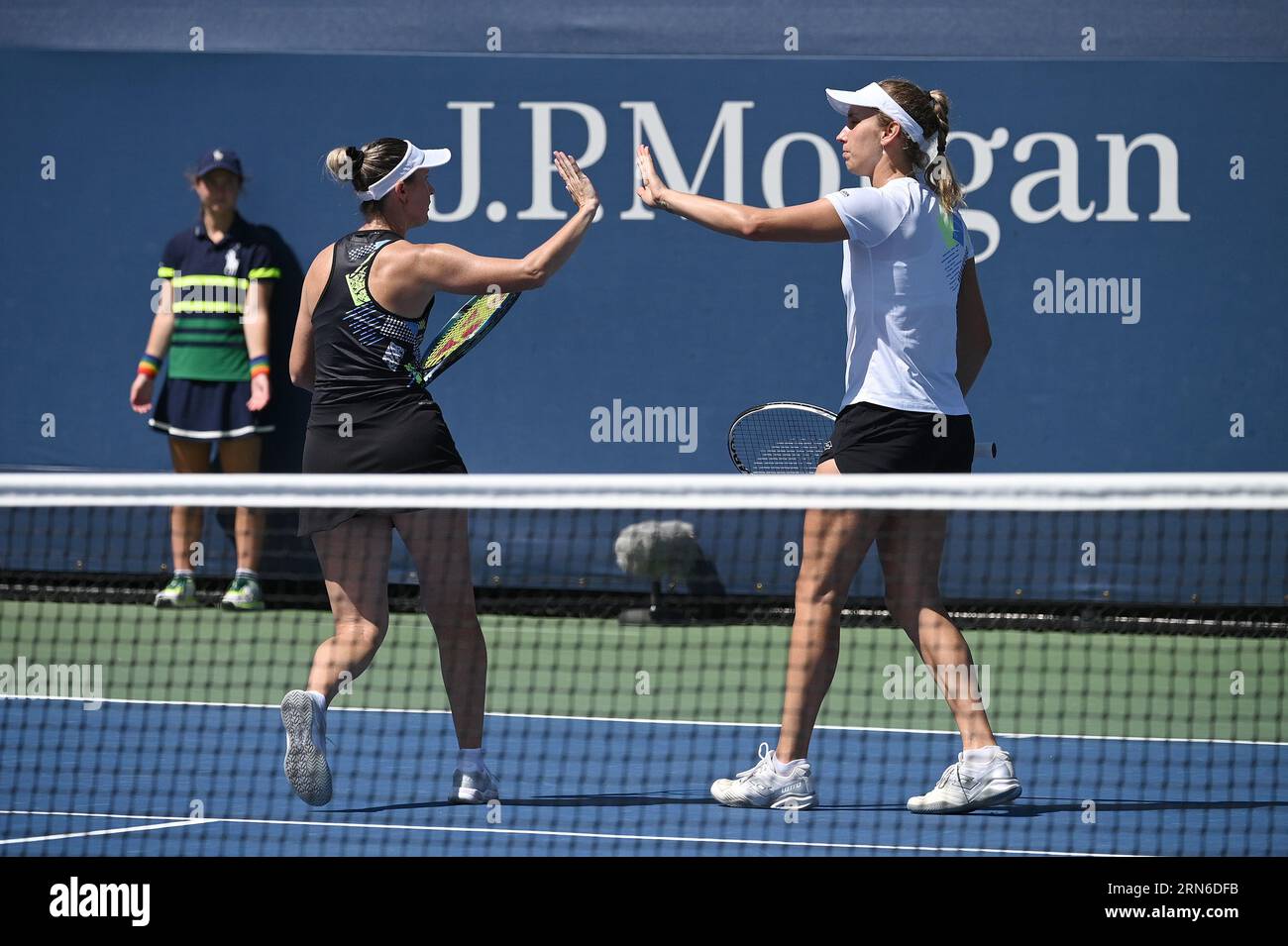 New York, USA. 31 agosto 2023. La belga Elise Mertens (bianca) e la partner australiana Storm Hunter giocano contro l'Ucraina Nadiia Kichenok e Danielle Collins degli Stati Uniti durante il primo turno di doppio femminile, partecipando al torneo di tennis US Open 2023, presso l'USTA Billie Jean King National Tennis Center, Flushing Corona Park, New York, NY, agosto 31, 2023. (foto di Anthony Behar/Sipa USA) credito: SIPA USA/Alamy Live News Foto Stock