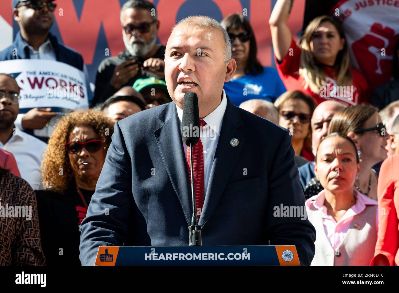 New York, Stati Uniti. 31 agosto 2023. Manuel Castro, Commissario, Ufficio per gli affari degli immigrati del City Mayor di New York, interviene in una manifestazione a Foley Square a New York per chiedere permessi di lavoro per i richiedenti asilo. Credito: SOPA Images Limited/Alamy Live News Foto Stock