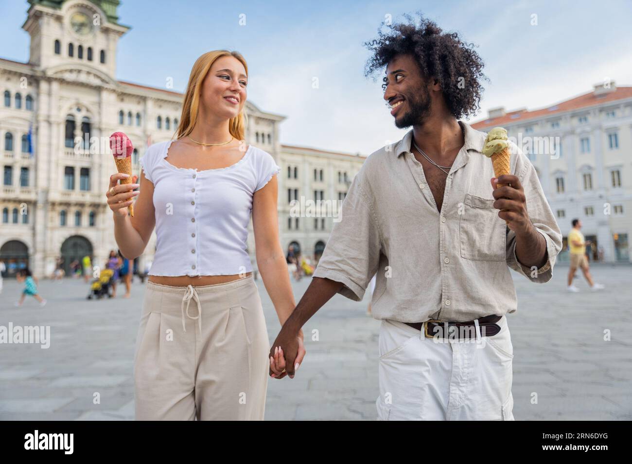 Una coppia mangia un gelato in estate mentre è in vacanza in Italia Foto Stock