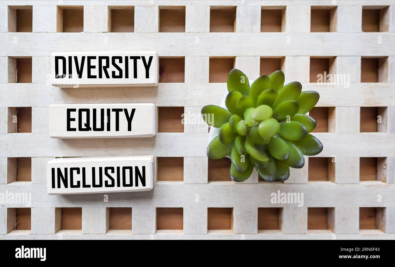 Blocchi di legno con testo Employee Engagement Survey su sfondo vintage Foto Stock