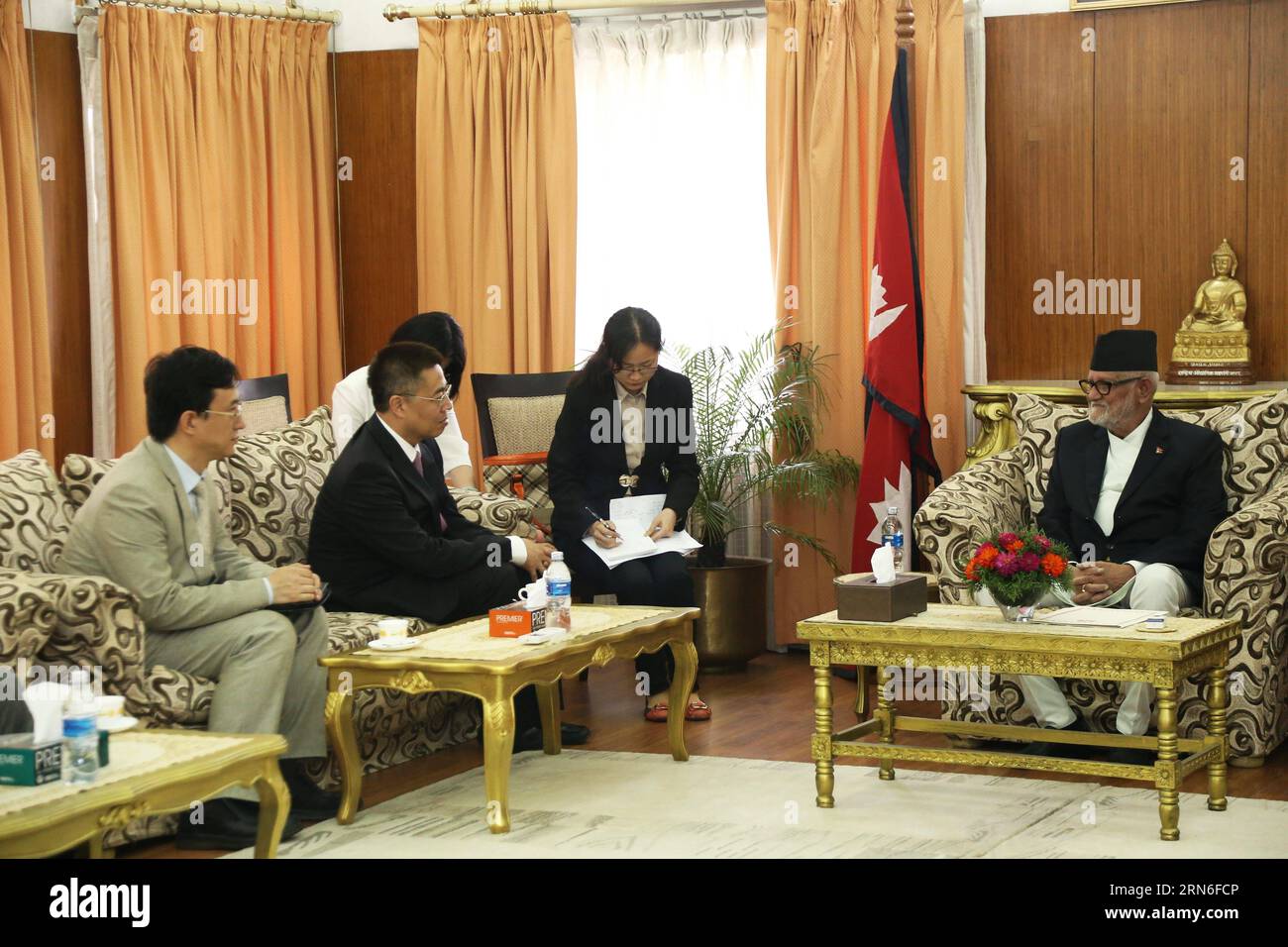 (150724) -- KATHMANDU, 24 luglio 2015 -- Zhang Xiangchen(2nd L), vice rappresentante negoziale per il commercio internazionale del Ministero del commercio cinese (MOC), incontra il primo ministro del Nepal Sushil Koirala (1st R) presso la residenza di quest'ultimo a Kathmandu, Nepal, 24 luglio 2015. Nel tentativo di aiutare il paese colpito dal sisma nel suo processo di ricostruzione, la Cina ha accettato di fornire assistenza in denaro di 10 milioni di dollari al Nepal nell'ambito del piano del progetto di aiuto alla ricostruzione post-catastrofe giovedì. )(AZP) NEPAL-KATHMANDU-RICOSTRUZIONE-VISITA DELLA CINA-PRIMO MINISTRO-RIUNIONE SUNILXSHARMA PUBLICATIONXNOTXIN Foto Stock