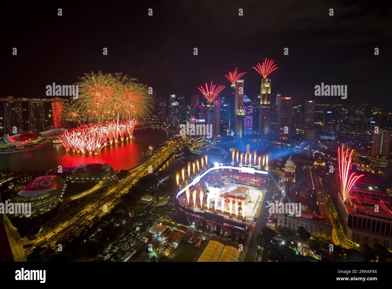 (150725) -- SINGAPORE, 25 luglio 2015 -- i fuochi d'artificio illuminano i cieli sopra il Padang durante le celebrazioni per l'educazione nazionale presso l'Old Parliament di Singapore il 25 luglio 2015. Singapore ha tenuto la 3a attività di educazione nazionale come parte della costruzione per le celebrazioni della Festa Nazionale del 9 agosto il sabato. ) (cl) CELEBRAZIONI PER L'ISTRUZIONE NAZIONALE DI SINGAPORE ThenxChihxWey PUBLICATIONxNOTxINxCHN 150725 Singapore luglio 25 2015 i fuochi d'artificio illuminano i cieli sopra il Padang durante le celebrazioni per l'educazione nazionale PRESSO L'Old Parliament Building di Singapore IN JUL 25 2015 Singapore Hero T Foto Stock