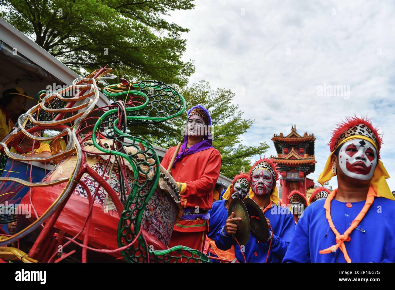 Artisti folk si esibiscono durante una parata che segna il 40° anniversario dell'istituzione delle relazioni diplomatiche sino-thailandesi a Bangkok, in Thailandia, il 26 luglio 2015. THAILAND-BANGKOK-CHINA-DIPLOMANCY-ANNIVERSARY-PARADE LixMangmang PUBLICATIONxNOTxINxCHN Folk Artists si esibiscono durante una parata che segna il 40° anniversario dell'istituzione di relazioni diplomatiche SINO-Thai a Bangkok paese tailandese luglio 26 2015 Bangkok Cina Anniversary Parade LixMangmang PUBLICATIONTxINxCHN Foto Stock