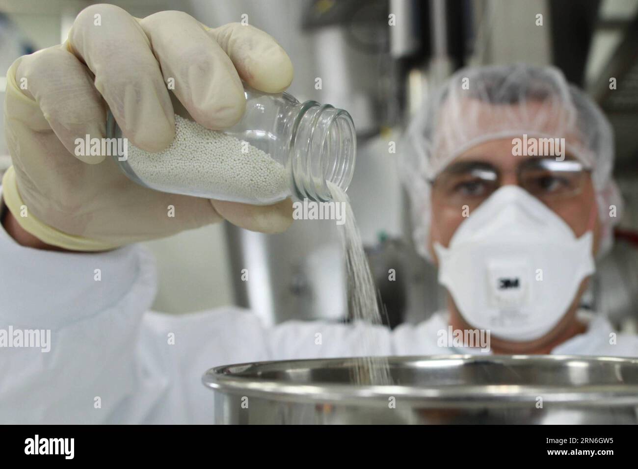 La foto del file scattata il 15 marzo 2010 mostra i laboratori della Teva Medical Factory di Har Hotzvim. La farmacia israeliana Teva, la più grande del suo genere al mondo, ha annunciato il 27 luglio 2015 di aver firmato un accordo per acquisire l'unità generica della società farmaceutica irlandese Allergan per 40,5 miliardi di dollari. ) ISRAEL-TEVA-IRELAND-ALLERGAN-GENERIC DRUG UNIT-BUYING JINI PUBLICATIONXNOTXINXCHN Foto Stock