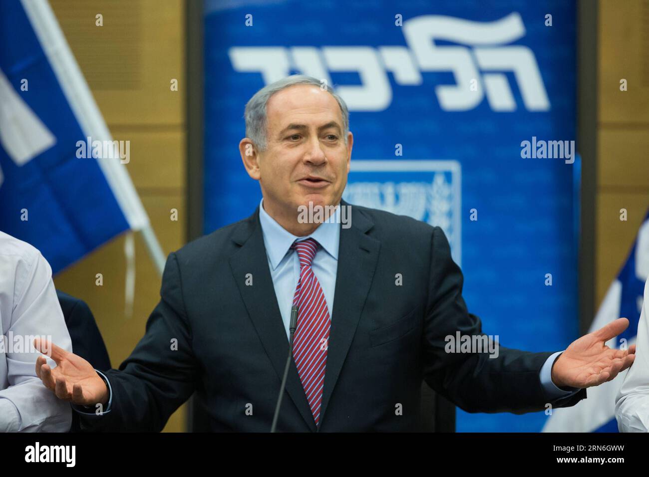 Il primo ministro israeliano Benjamin Netanyahu gesti durante un incontro della fazione Likud alla Knesset israeliana (parlamento) a Gerusalemme, il 27 luglio 2015. Israele ha respinto domenica un recente avvertimento del Segretario di Stato americano John Kerry secondo cui se il Congresso ferì il blocco dell'accordo nucleare con l'Iran, la comunità internazionale potrebbe incolpare Israele per il fallimento. Il ministro dell'energia israeliano Yuval Steinitz ha detto al sito di notizie Walla israeliano che Israele non sarà sottoposto a pressioni per smettere di esprimere le sue critiche all'accordo. ) MIDEAST-GERUSALEMME-ISRAELE-IRAN ACCORDO NUCLEARE-RESPINGERE JINI PUBLICATIONxNOTxINxCHN primo israeliano Foto Stock