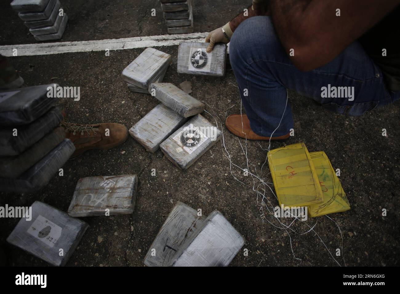 Elementi del National Air and Naval Service (SENAN) piazzano pacchetti di droga durante una conferenza stampa, nella città di Panama, capitale di Panama, il 27 luglio 2015. Il SENAN sequestrò 1,9 tonnellate di droga e arrestò tre residenti colombiani e un honduregno durante le operazioni antidroga nelle province di Veraguas e Bocas del Toro il 25 e 26 luglio, secondo la stampa locale. (rtg) PANAMA-PANAMA-PANAMA-SICUREZZA-TRAFFICO DI DROGA MAURICIOxVALENZUELA PUBLICATIONxNOTxINxCHN elemento del National Air and Naval Service SENAN Place Drug Packages durante una conferenza stampa nella città di Panama Foto Stock
