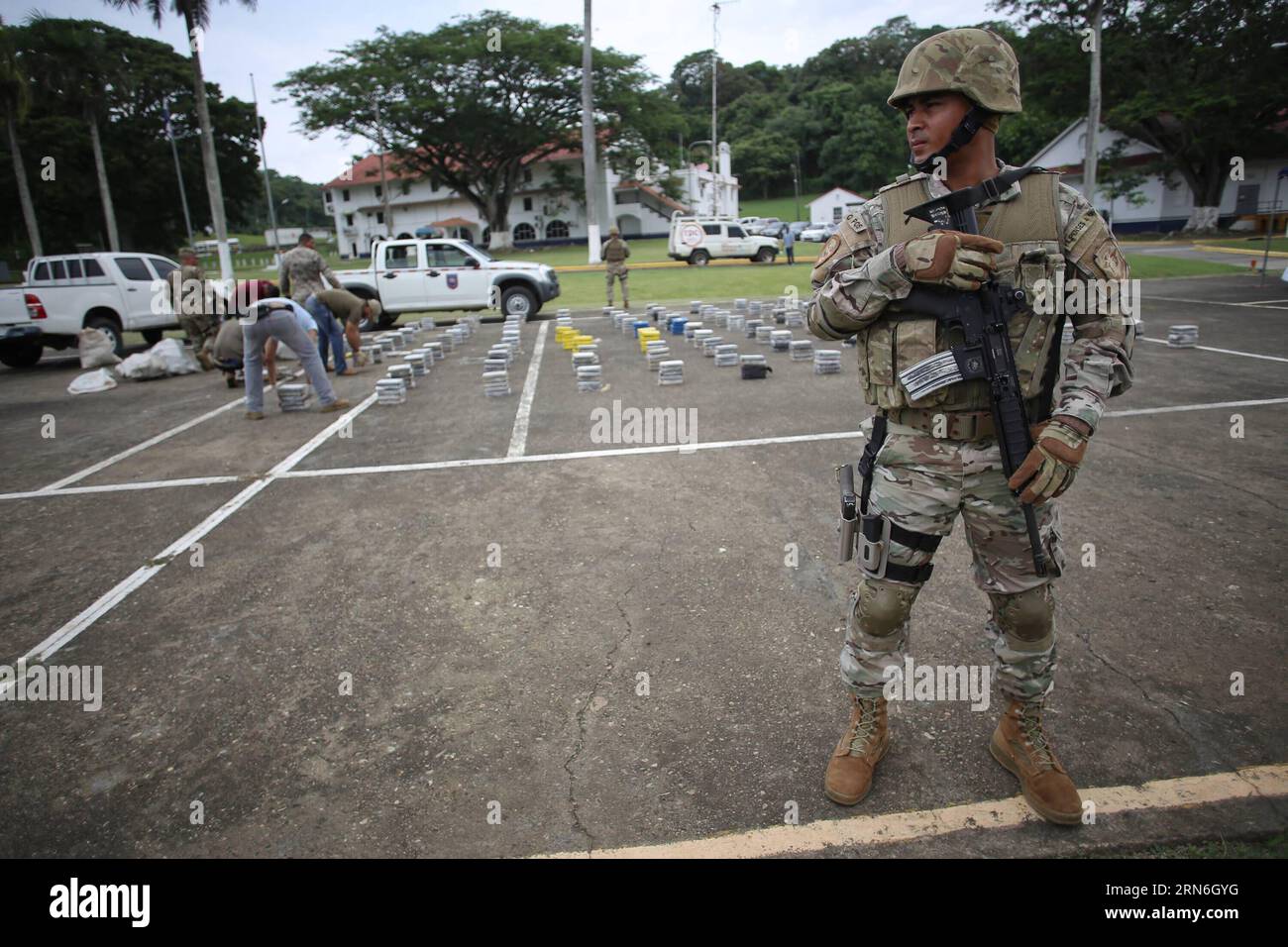 Elementi del National Air and Naval Service (SENAN) sorvegliano i pacchetti di droga durante una conferenza stampa, nella città di Panama, capitale di Panama, il 27 luglio 2015. Il SENAN sequestrò 1,9 tonnellate di droga e arrestò tre residenti colombiani e un honduregno durante le operazioni antidroga nelle province di Veraguas e Bocas del Toro il 25 e 26 luglio, secondo la stampa locale. (rtg) PANAMA-PANAMA-PANAMA-SICUREZZA-TRAFFICO DI DROGA MAURICIOxVALENZUELA PUBLICATIONxNOTxINxCHN elemento dei pacchetti antidroga della Guardia SENANA del servizio nazionale aereo e navale durante una conferenza stampa nella città di Panama Foto Stock